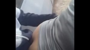 Cogiendo al lado del auto en estacionamiento privado