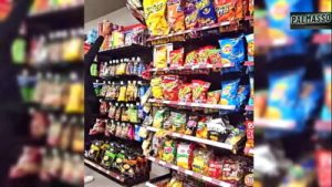 Estaba esperando a mi novio en la bodega y un desconocido me convenció para grabar un video – Espero que mi novio no se entere que tengo la corrida de otra persona en mi coño, pues el condón se rompió!