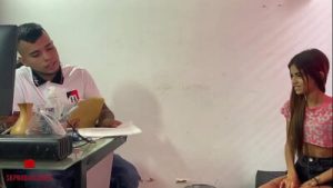 Jefe se folla a joven universitaria que pide una oportunidad de trabajo  – porno en español – en ruso