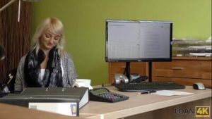 LOAN4K. Chérie donne une poule mouillée pour le forage à un agent de prêt coquine