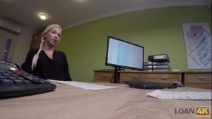 LOAN4K. Freche Blondine fickt zum Ausleihen, um einen neuen Mercedes zu kaufen