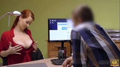 LOAN4K. La rousse Isabella Lui avec d’énormes sirènes a des relations sexuelles contre de l’argent avec un agent de prêt
