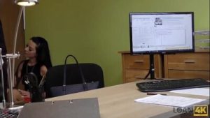 LOAN4K. Maigre brune passe devant un vrai casting sexuel a une agence de credit