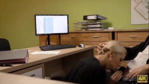 LOAN4K. Solo i soldi possono far bionda dare le sue fessure a uno sconosciuto