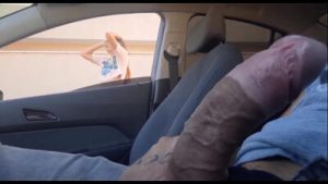 Masturbaçao arriscada dentro do carro em publico para gostosa!