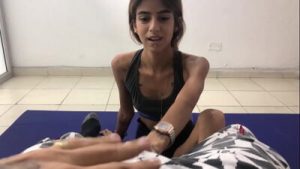 Mi hermanastra pequeña esta haciendo ejercicios y le ayudo con su cardio me la follo duro – porno en español – en ruso
