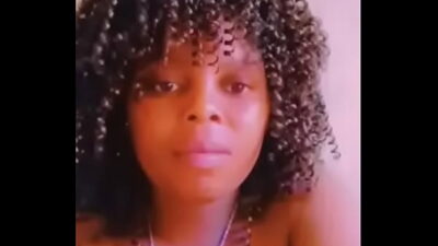 Mi negra me enseña las nalgas