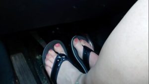Nylonfüsse und Flip Flops im Auto