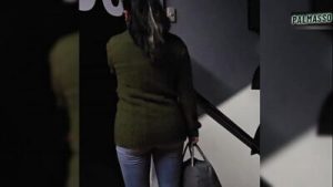 Saliendo a la calle, no pude resistirme a chupar la polla de un hombre extraño – Me convenció para que me rompiese mi coño peludo! y follarme en todas las posiciones