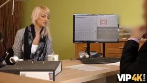 VIP4K. Agent knallt enge Teen Pussy, dann genehmigt er Mädchen Darlehen