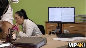 VIP4K. Elis calda con gli occhiali dà la figa per la perforazione all’agente di prestito