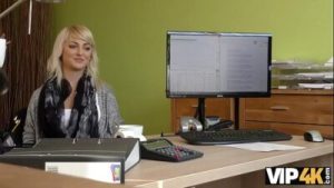 VIP4K. L’agent la chatte serrée de l’jeunes puis il approuve le prêt des filles