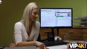 VIP4K. Une étudiante jeune fille a une urgence alors pourquoi accepte