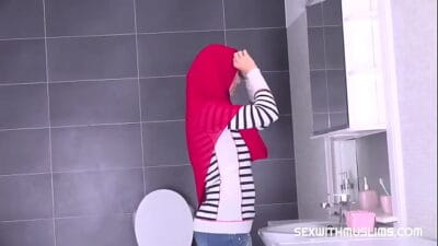 Curvaceous muslim goddess shows some skill