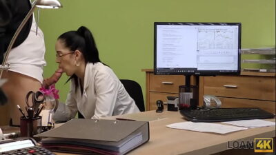 LOAN4K. Stranger, qui travaille dans un bureau de prêt, satisfait une fille pour le sexe