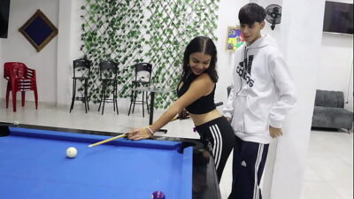 me follo a mi pequeña hermanastra latina en el billar de mi padrastro – porno en ruso