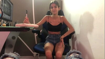 Piscologa sexual no se aguanta las ganas de ver mi verga grande y me la follo por su coño apretado – porno en español – en ruso