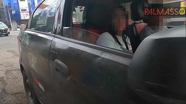 por favor paga el taxi desconocida no tiene dinero para pagar su carrera al taxista y me pidio ayudarla a cambio de follarla en un coche