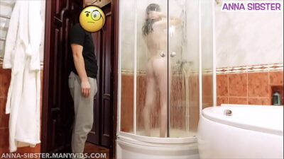 Rozhodla jsem se nezavírat dveře sprchy na koleji, co se stane? Experiment.