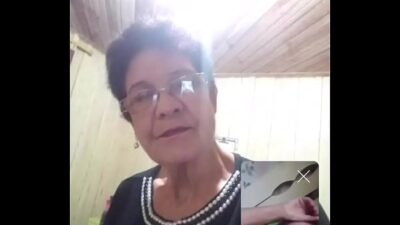 Velha mostrando o peito e passando a mão na xota na live