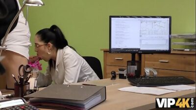 VIP4K. Heiße Elis mit Brille gibt dem Leihagenten eine Muschi zum Bohren