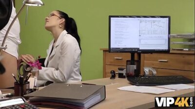 VIP4K. Hot brunette planifie une tournée de concerts mais a besoin d’un énorme prêt