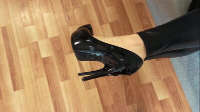 Wife seduced her lover with shiny buttery leggings and let him cum on her shoes