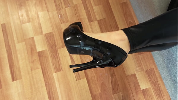 wife seduced her lover with shiny buttery leggings and let him cum on her shoes