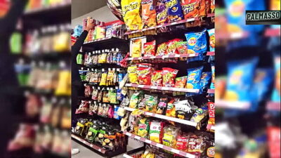 Estaba esperando a mi novio en la bodega y un desconocido me convenció para grabar un video – Espero que mi novio no se entere que tengo la corrida de otra persona en mi coño, pues el condón se rompió!