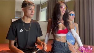 4 AMIGOS NOVINHOS FAZEM FESTA DO PIJAMA E TERMINA EM SURUBA , UM DELES ERA VIRGEM