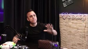 A mulher beijou ele e irritou um outro homem, que ficou furioso, e o cara gozou na porta do carro – Freddy, O Rei do Dogging (Toda hora sem parar) (SHEER/RED)