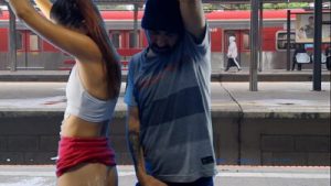 Casal faz sexo no terminal de trem em público!