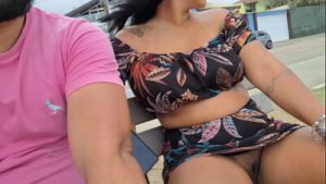 Corninho exibindo a bucetinha peluda da mulher na rua, na praia e até no mercado, mostrando tudo pra todo mundo ver.