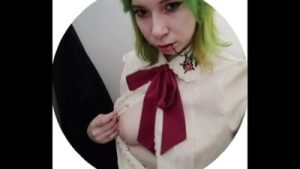 Моя юная эксбиционистка ублажает себя на улице и в публичных местах