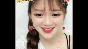 Em gái cute livestream trên Uplive