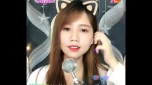 Em gái xinh xắn livestream trên Uplive