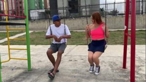 Encuentro a una desconocida aburrida en el parque, la invito a mi apartamento para des aburrirla, y termino metiéndole mi enorme y rica polla en su estrecho culo, dandole toda mi rica leche.