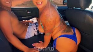 Eu estava com tanto tesão pegando meu sol na praia e não resisti quando o boy pauzudo me convidou para chupar pau dele duro e grosso gostoso no carro – completo no Cassiflix