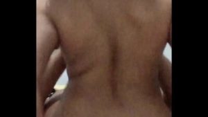 Fez do cuzinho da ninfo do tinder de buceta. Ela mexeu, montou com o pau todo dentro do rabo. Pirei de tesão com esse sexo anal. FODA COMPLETA NO RED