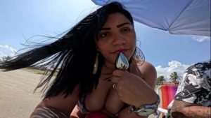 Fomos à praia e ela me surpreendeu: colocou um plug anal grande no cuzinho e me deixou louco de tesão