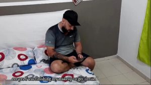 HOMBRE MUY CACHONDO VENDA OJOS A SU COMPAÑERA DE CASA. PARA HACERLA CORRER Y LA FOLLA CON PALMADAS EN SU CULO HASTA CORRERSE – PORNO EN ESPAÑOL