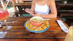 INVITO A LA DE TINDER A COMER Y AL FINAL LE COBRO LA COMIDA CON SU COÑO