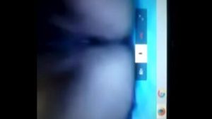 Juani se mete plumones a la concha