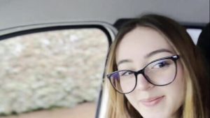 La empleada de la cafetería entra en mi auto y drena mis bolas