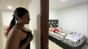 La puta de mi madrastra me descubre masturbandome y me pide que la folle a cambio de guardar el secreto