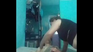 Me cabalga con su vestido corto puesto