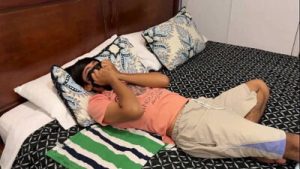 Me excito mientras olfateo los calzones de mi hermanastra y me pide que la folle a cambio de guardar el secreto.