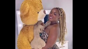 Me folle a la hermana puta de mi mejor amigo , a cambio de un oso de peluche