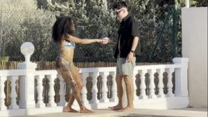 Me follo morenita en la piscina, se pone cachonda al churparme la polla y grita como una putita