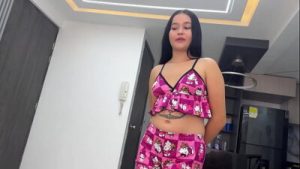 Me follo muy duro a la hermanastra de mi mejor amigo mientras el sale de la casa para comprar comida. Me le vengo adentro de su rico coño ROSADO. h.l.